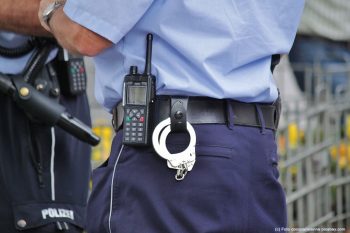 polizei-polizeibeamte-handschellen