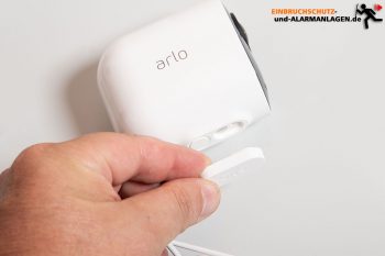 Arlo-Ultra-Test-4k-Ueberwachungskamera-Magnet-Ladekabel-anstecken